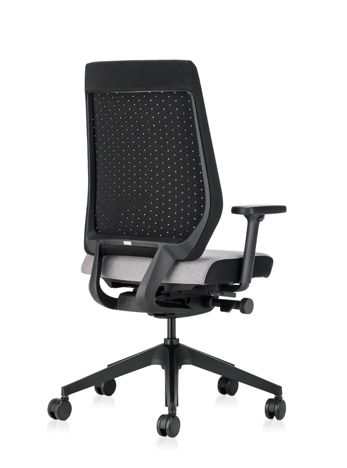 Interstuhl JOYCEis3 JC311 Bürostuhl in Schwarz und Grau mit perforierter Rückenlehne in schräger Rückansicht