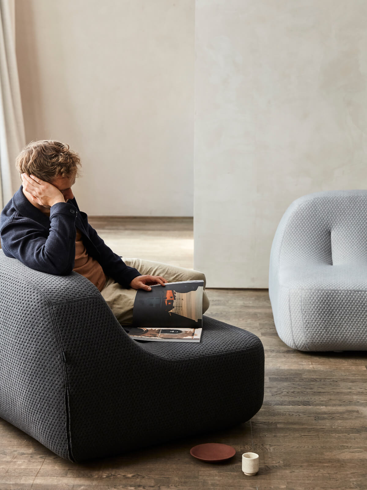 Designsofa Sand von Softline mit minimalistischer Gestaltung, komfortabler Polsterung und hochwertiger Qualität für Wohnbereiche
