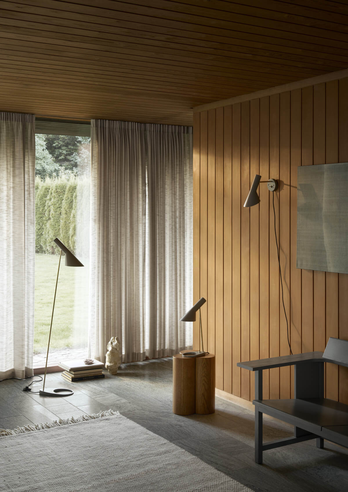 AJ Stehleuchte von Louis Poulsen mit charakteristischem Winkel-Design und langlebiger Qualität.