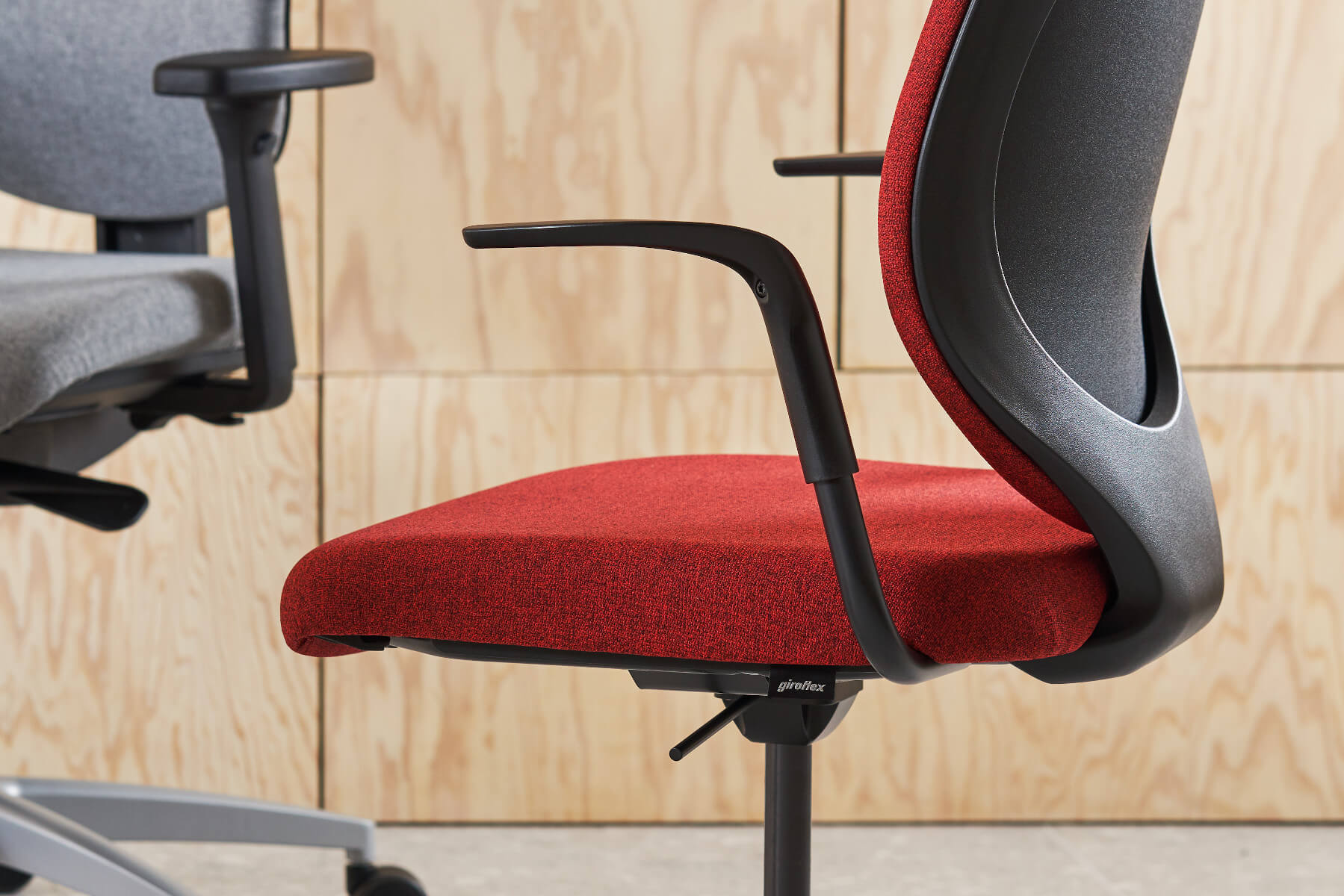 Giroflex 353-3018 Stuhl für Konferenzräume mit Netzrücken, modernes Design, angenehme Luftzirkulation beim Sitzen