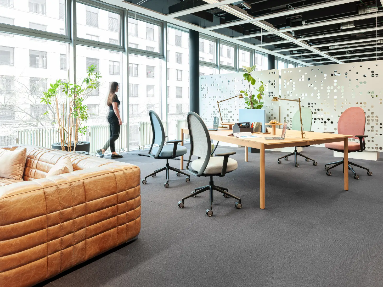 Girsberger Marva EcoKnit Bürostühle in verschiedenen Farben im modernen Büro