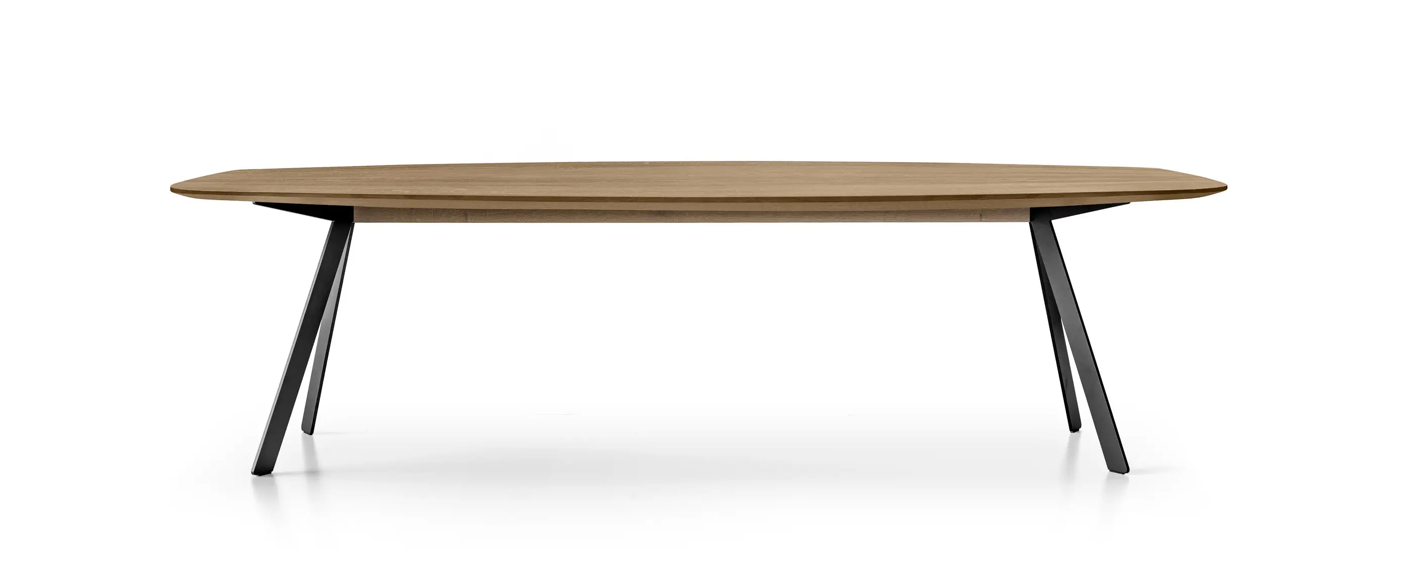 Girsberger Barra Work Tisch oval für Besprechungsräume und moderne Arbeitsbereiche.
