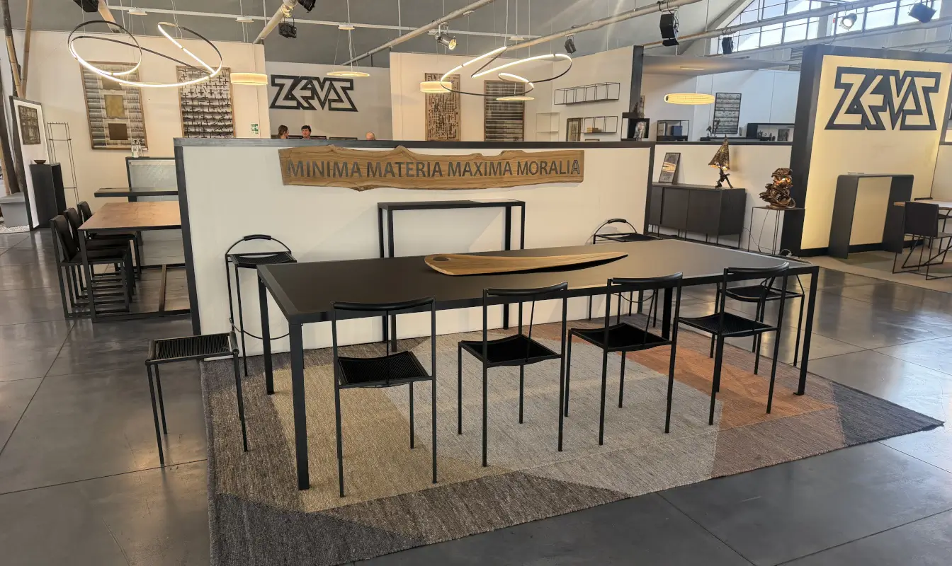 zeus-noto-showroom-schwarzer-tisch-stuehle.webp?width=3000