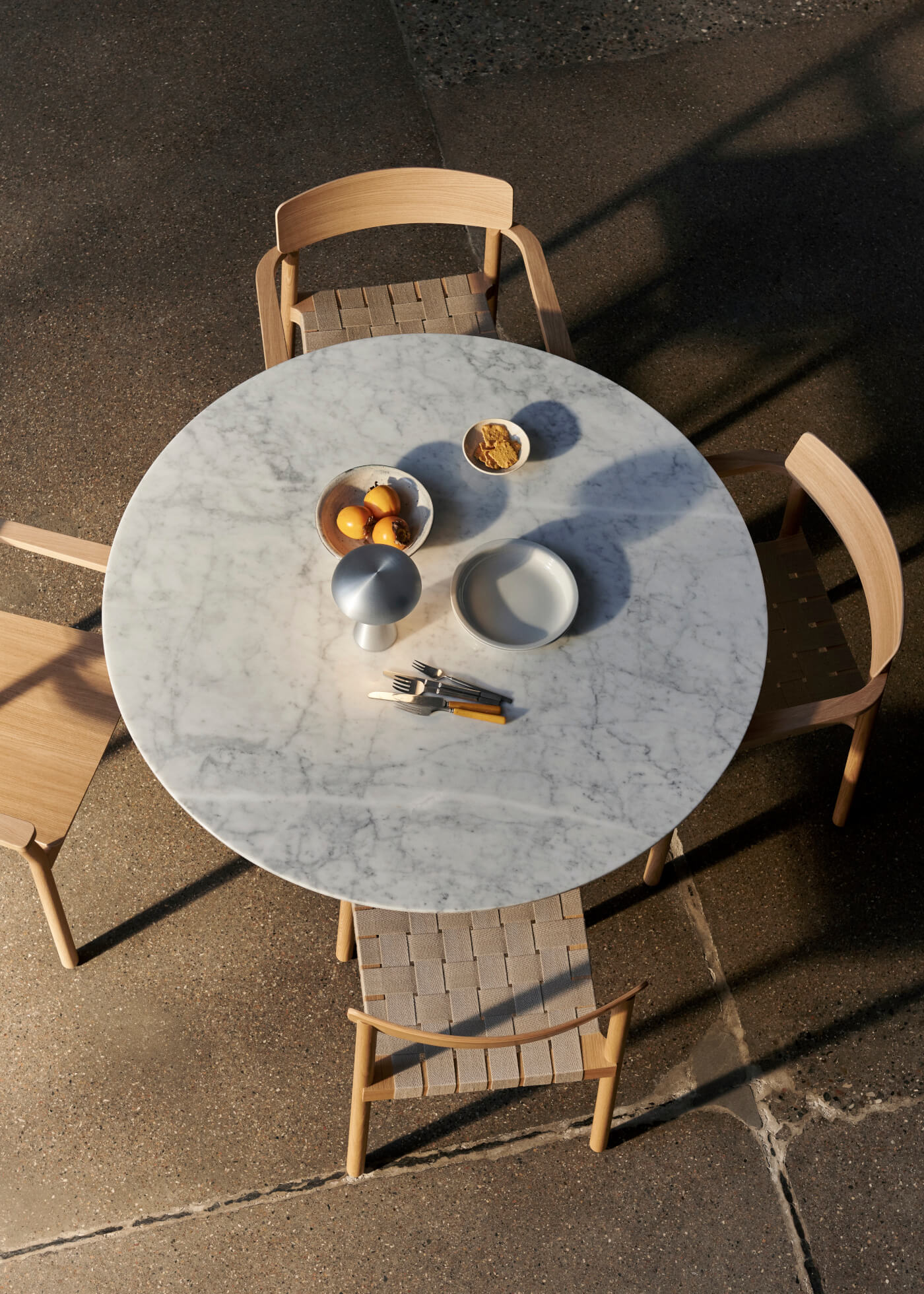 Betty TK9 Armlehnstuhl von &Tradition, komfortabel und elegant – funktionales, skandinavisches Design im Interieur