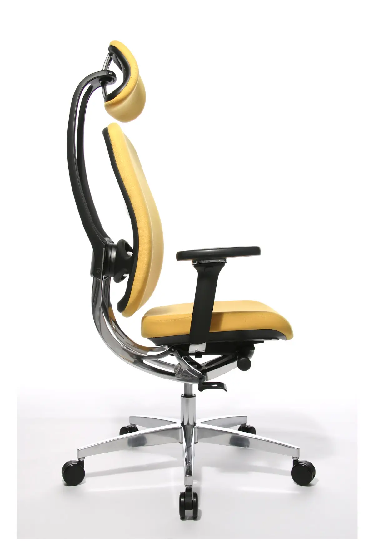 Seitenansicht des Wagner AluMedic 20 Bürostuhls mit Kopfstütze, ergonomischer Sitzmechanik, höhenverstellbaren Armlehnen und Aluminium-Fußkreuz.