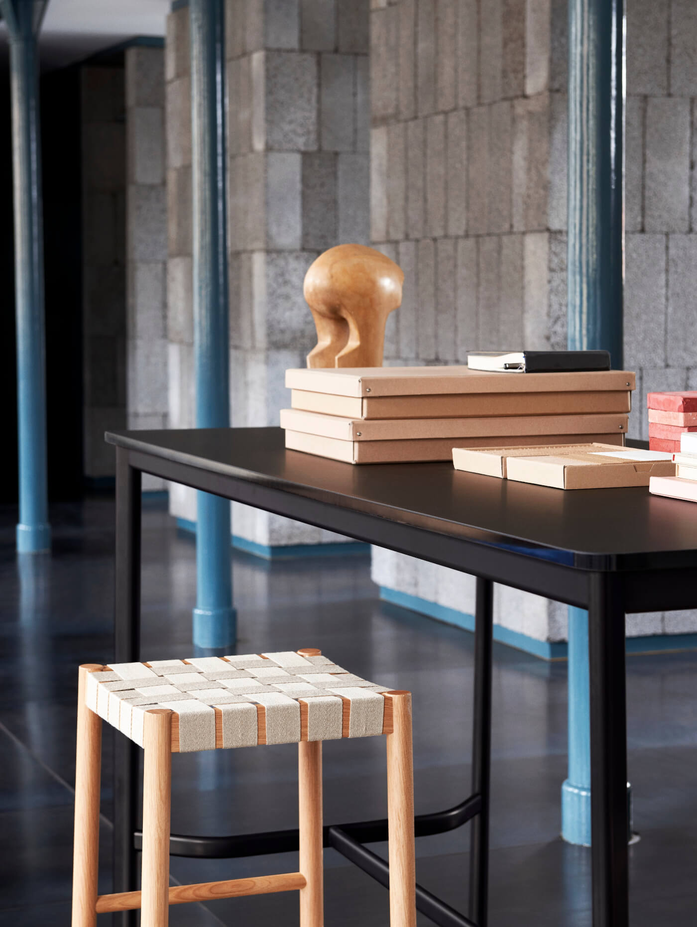 Moderner Betty TK8 Barhocker von &Tradition, komfortabel und hochwertig – perfekt für Kücheninsel oder Home-Bar