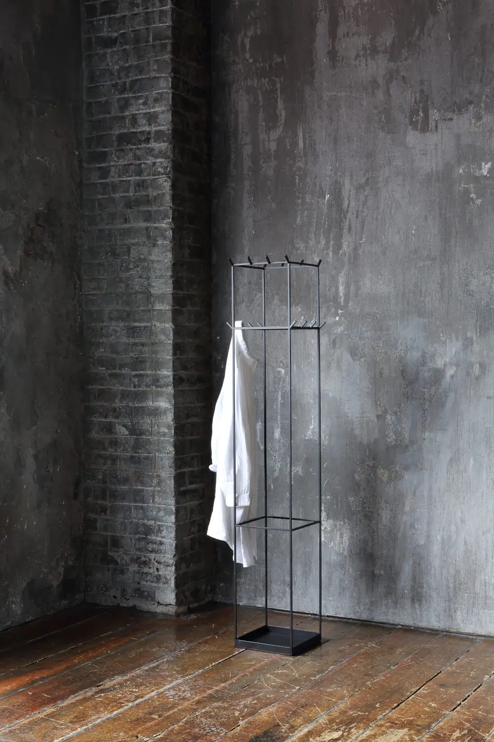 Zeus Slim Irony Kleiderständer als elegante Garderobe in einem modernen Loft.