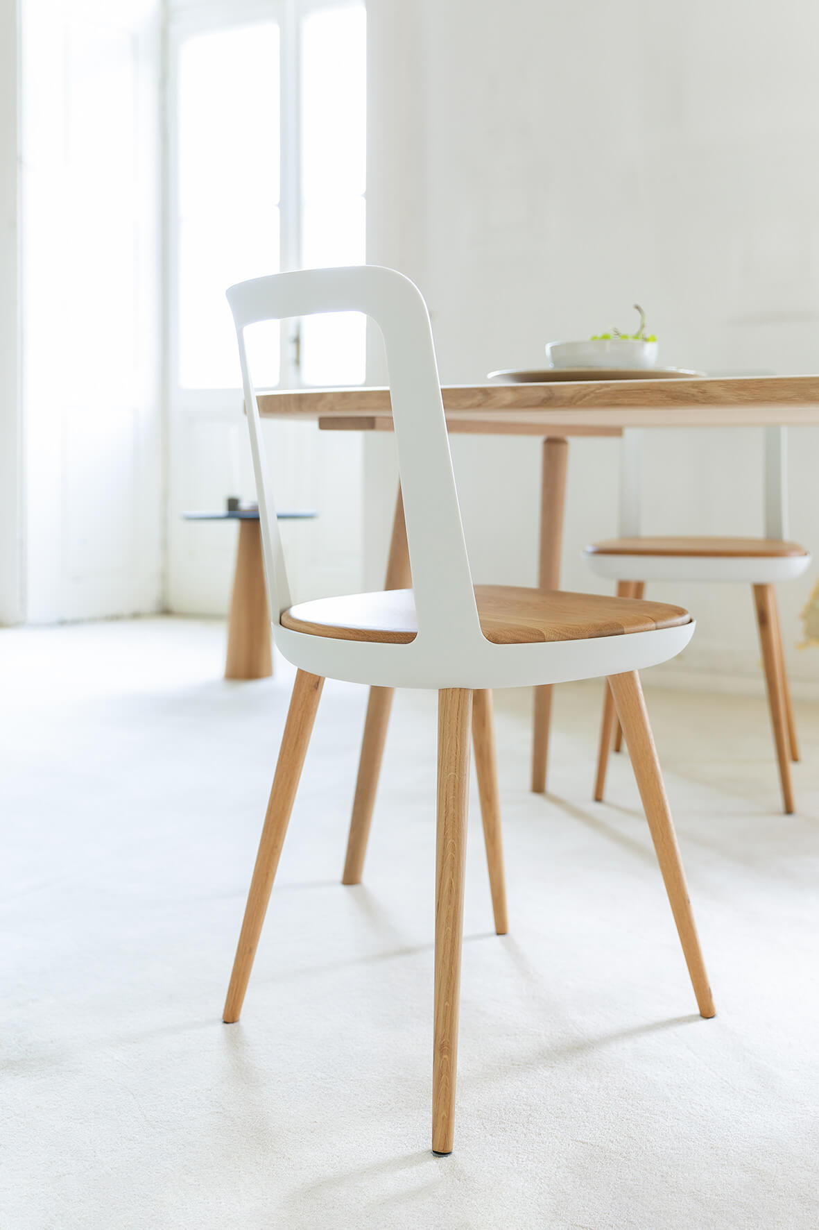 Wagner W-2020 Designerstuhl mit Sitzkissen, stabile Kunststoffschale und Holzgestell aus Eiche oder Buche