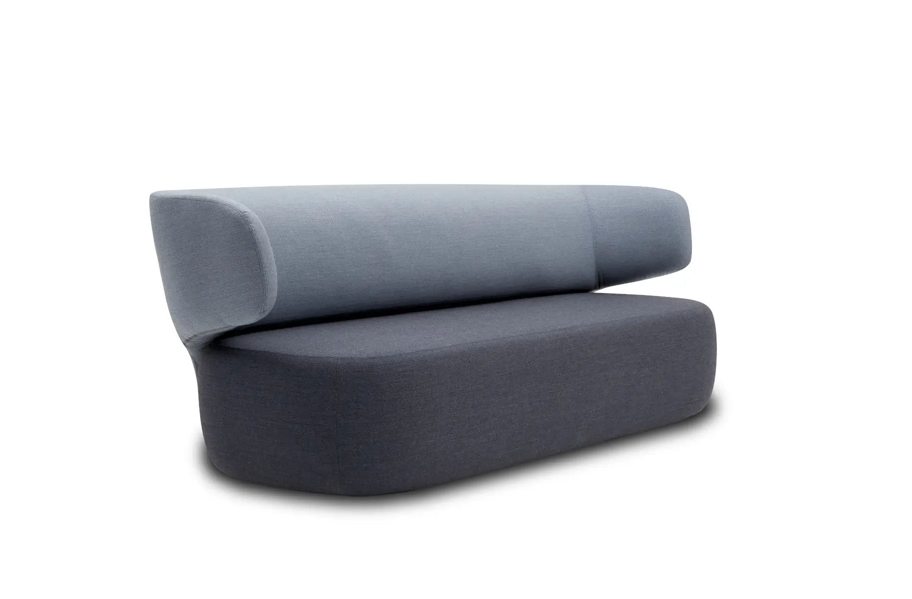 Softline Basel Sofa in Blau aus seitlicher Perspektive mit breiter gepolsterter Sitzfläche und geschwungener, umlaufender Rückenlehne.