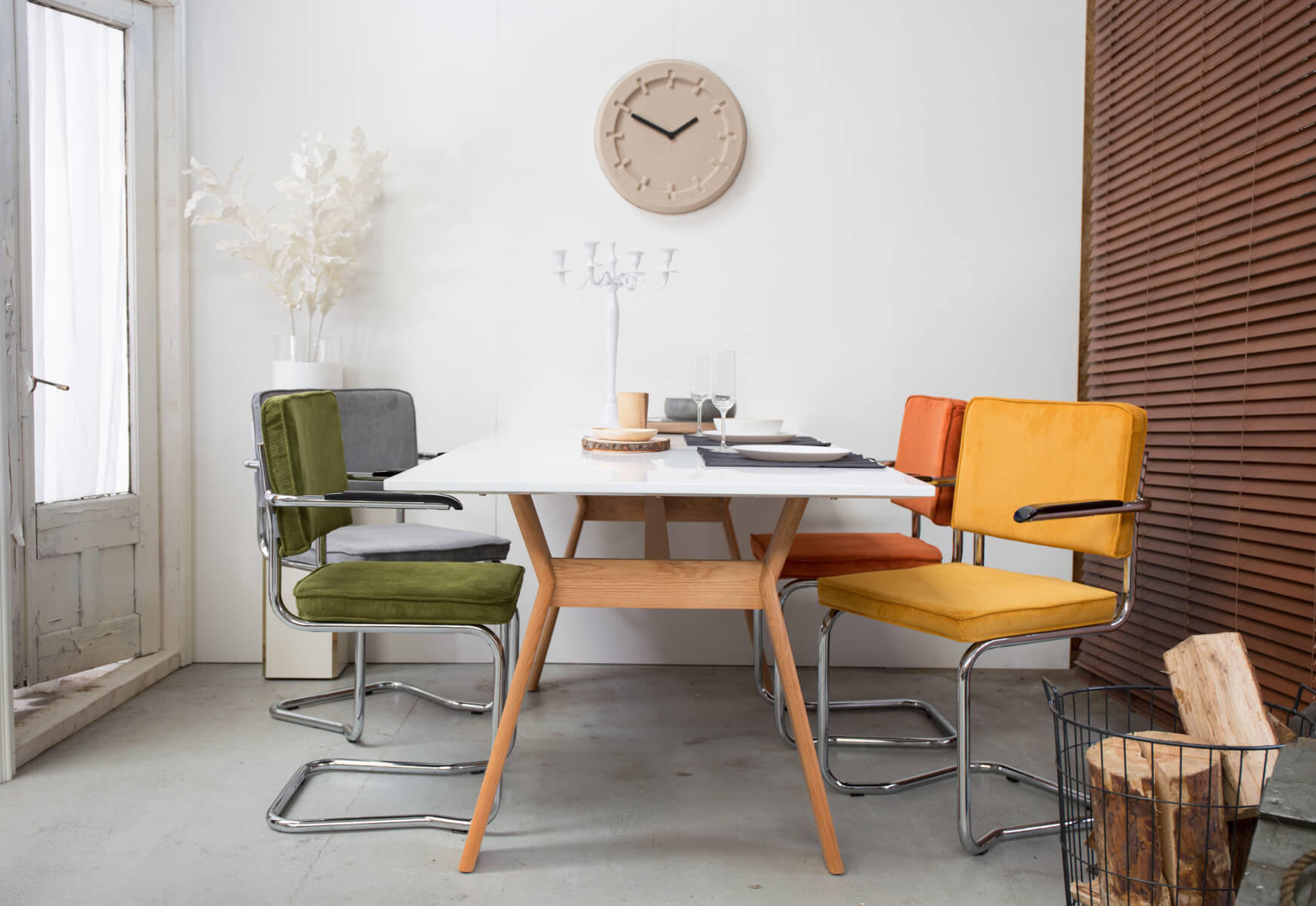 Zuiver Ridge Kink Rib Armlehnstuhl mit elegantem Design und strukturierter Rückenlehne, ideal für moderne Esszimmer