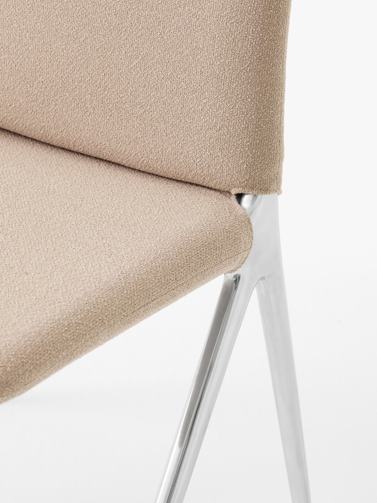 &Tradition Kape IF7 Stuhl Aluminium poliert, Stoff Grain 61252, stilvoller Sitzstuhl im modernen skandinavischen Design