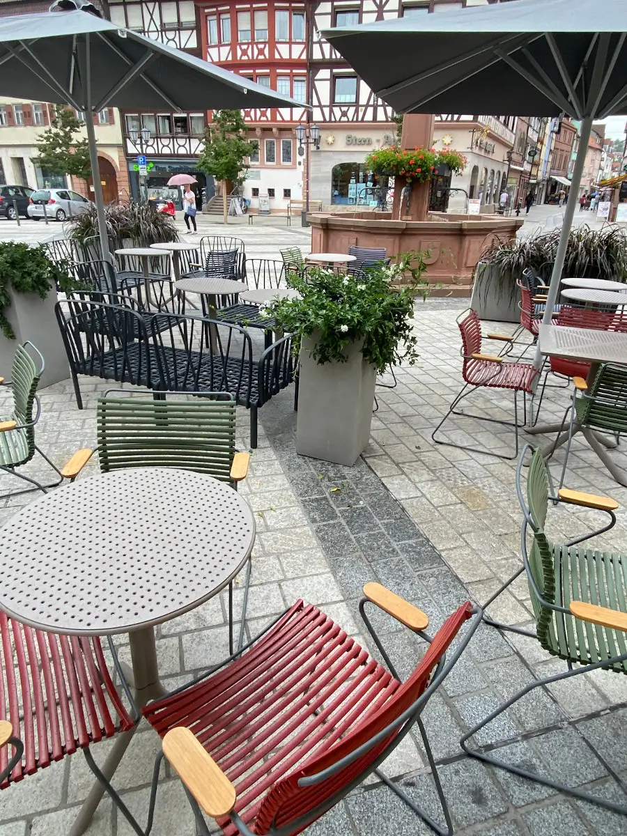Möblierter Gastronomie-Außenbereich mit Nardi Outdoor Möbeln bei Bäckerei Peter Weber