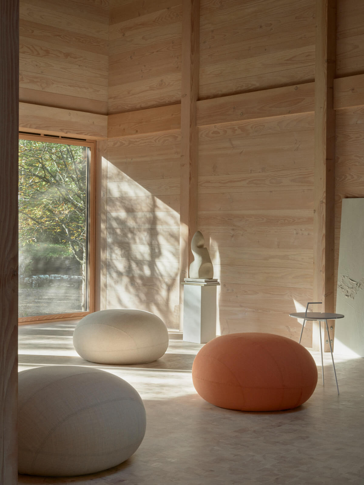 Gepolsterter Softline Cut Hocker mit klarer Formensprache, modernes Sitzmöbel für flexible Nutzung