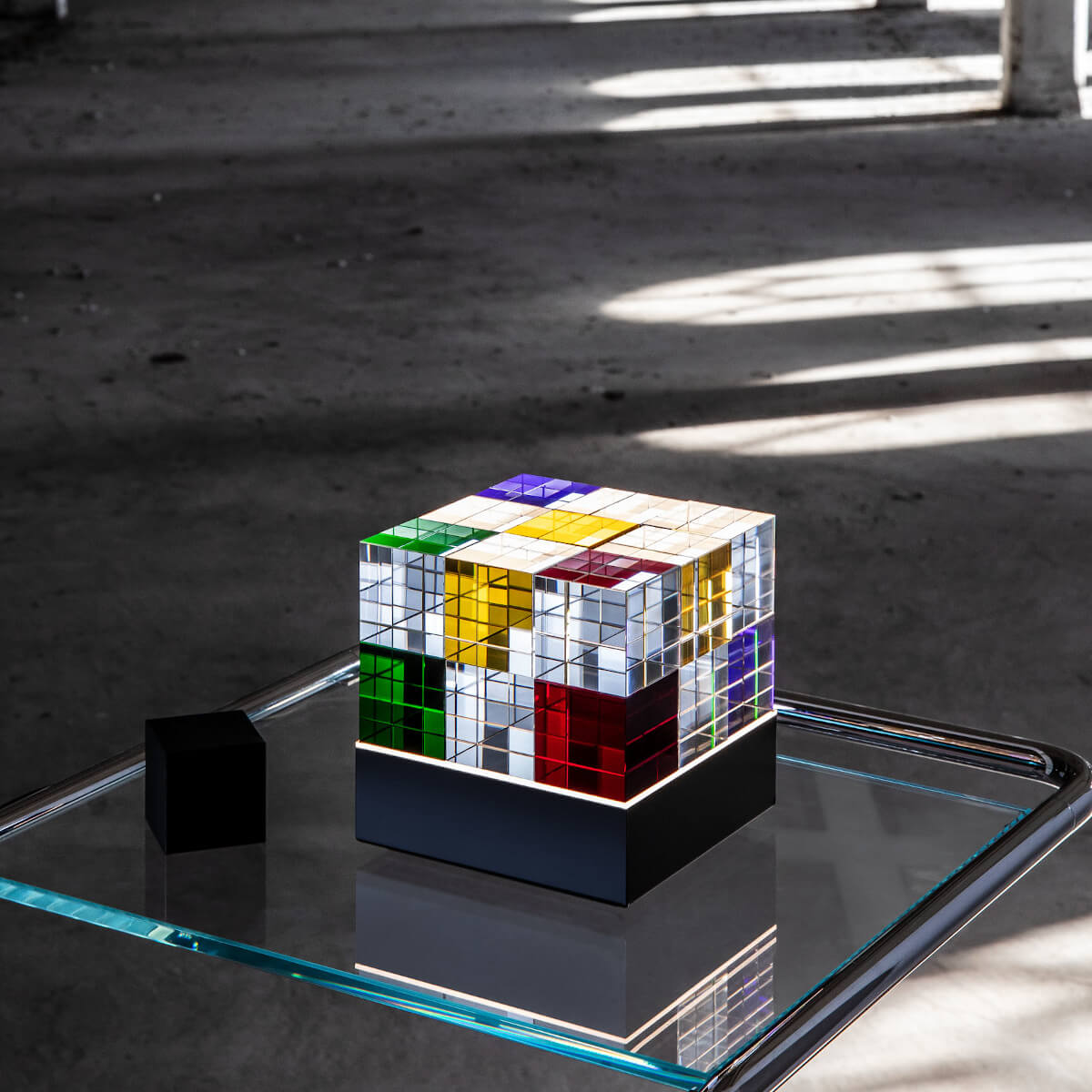 Cubelight Move Black Edition von Tecnolumen als Design Tischleuchte im modernen Industrieambiente