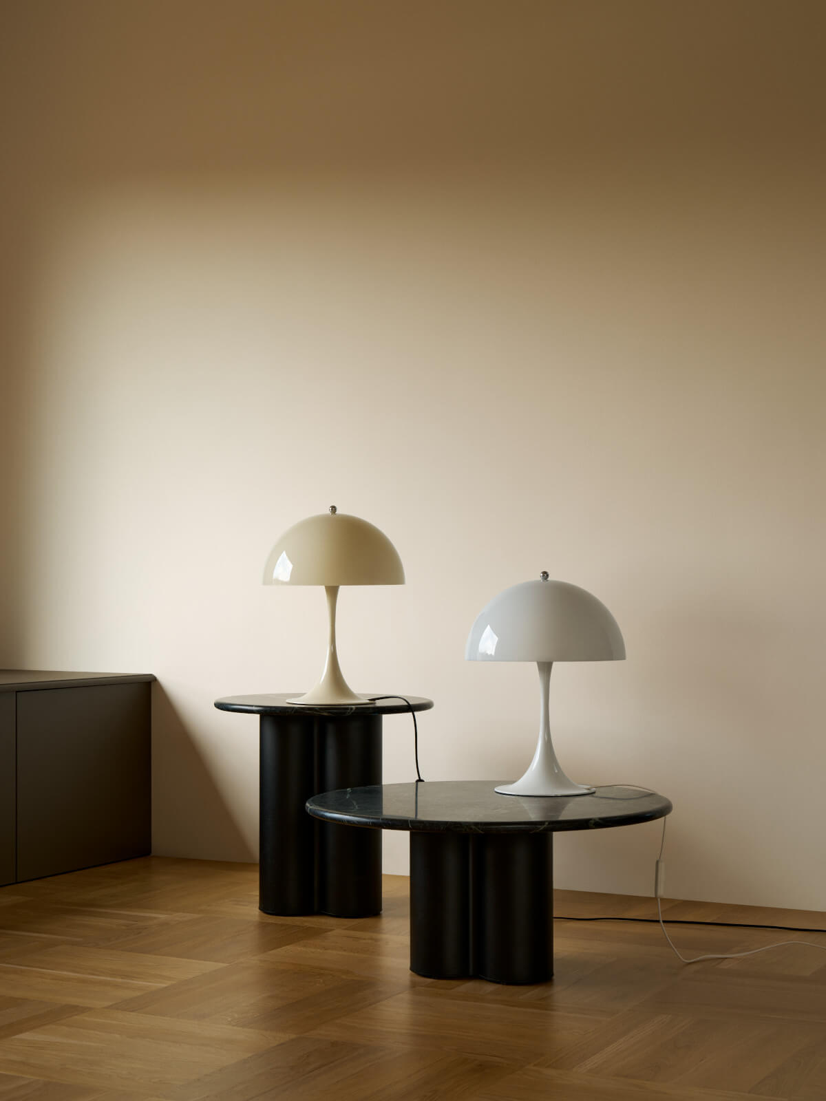 Panthella 320 Tischleuchte Louis Poulsen, hochwertige Designerlampe mit ikonischem, halbrundem Lampenschirm.