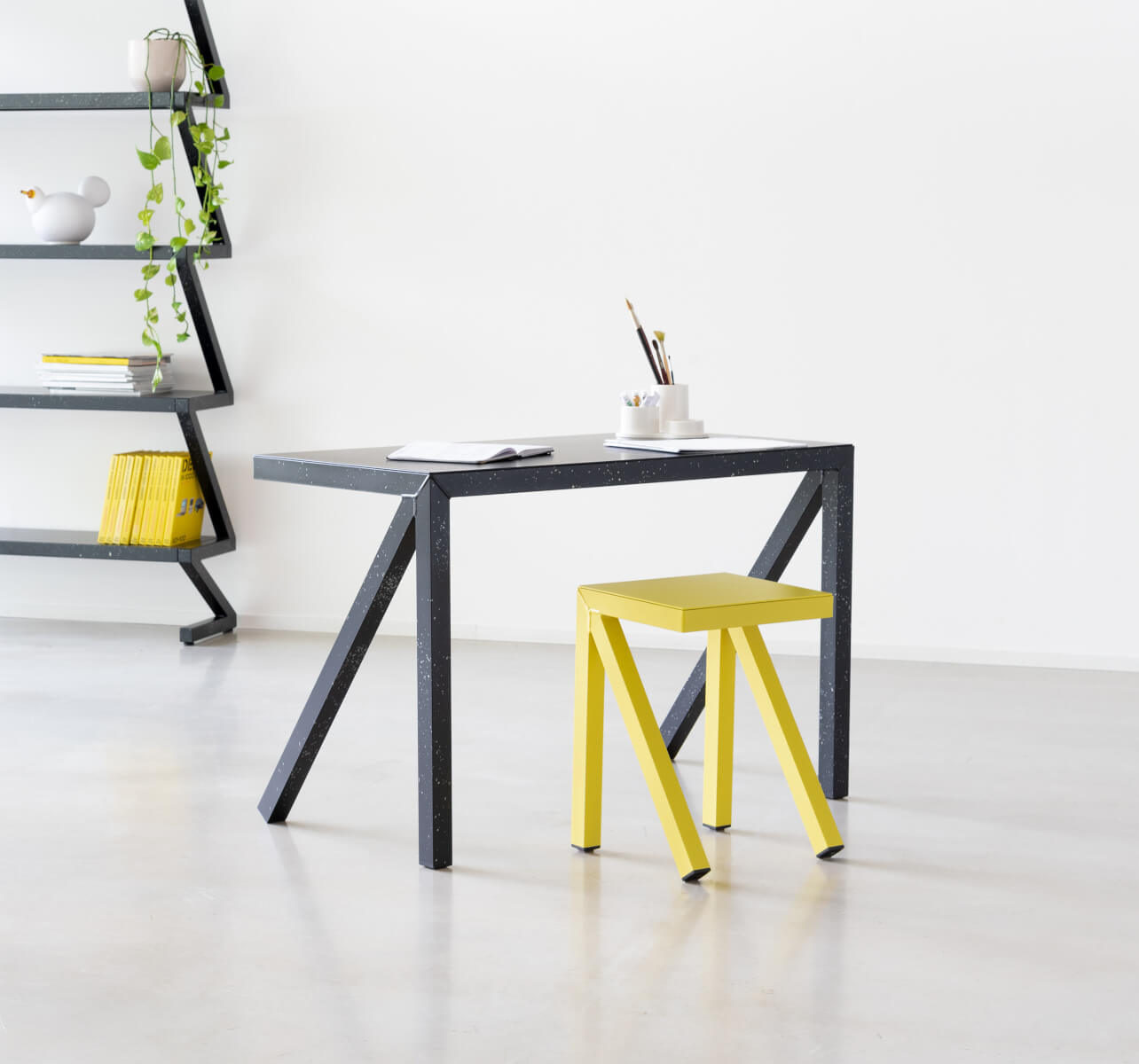 Magis Bureaurama Stehtisch im modernen Büro, höhenverstellbar, ergonomisch, hochwertig – stilvolles Arbeitsambiente