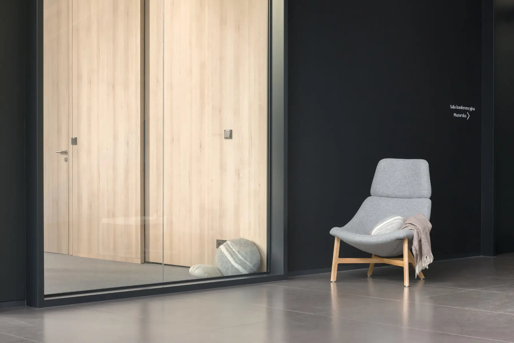 Noti Mishell XL Sessel mit Holzbeinen in modernem Warte- und Loungebereich