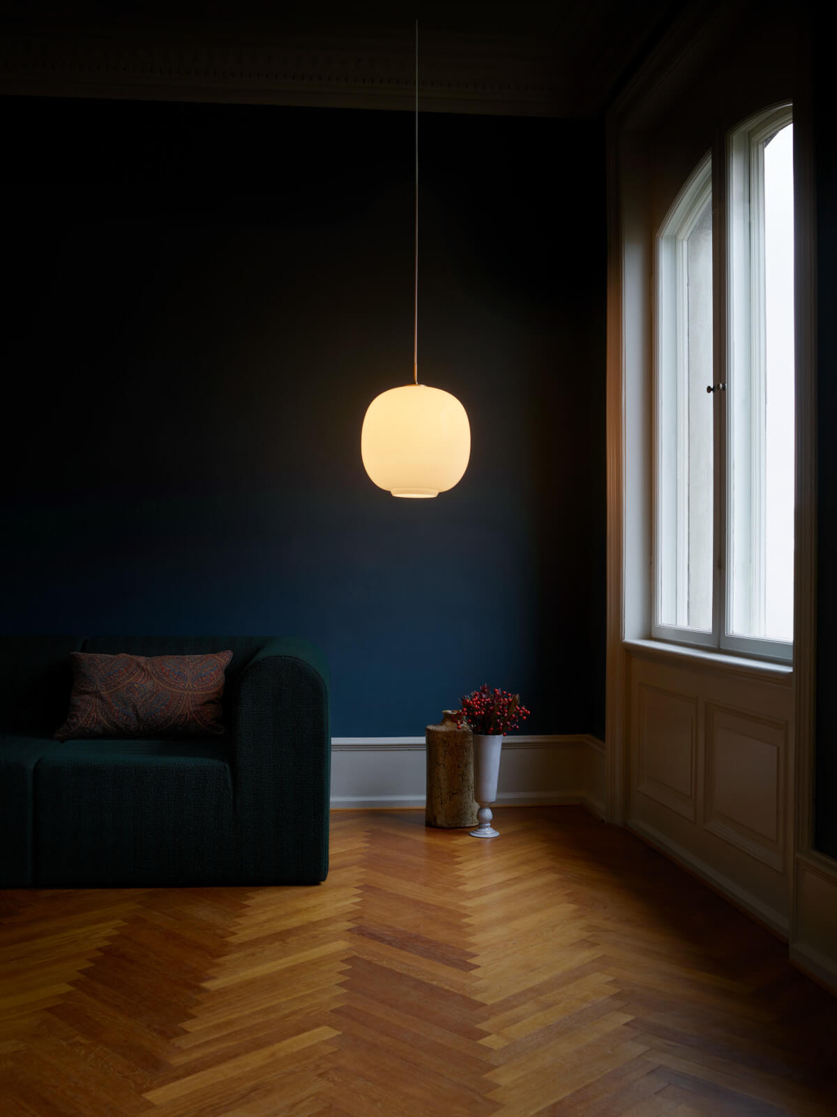 Louis Poulsen VL 45 Radiohus, elegante Pendelleuchte mit rundem Schirm und harmonischem Lichtambiente.