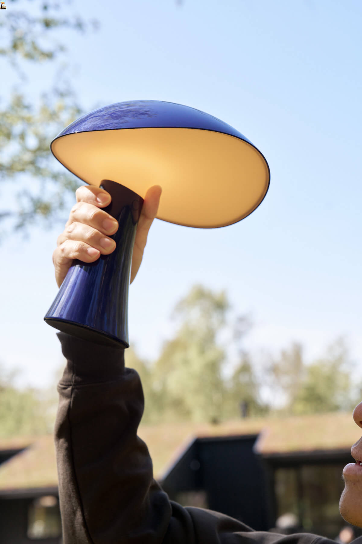 Moderne Louis Poulsen Rumee 220 LED Tischlampe, tragbar, dimmbar und ideal für stilvolle Ambientebeleuchtung.