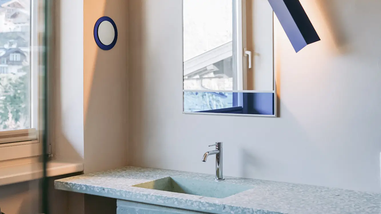 Detailaufnahme Magis Vitrail Wandspiegel im Hotel Seebichl