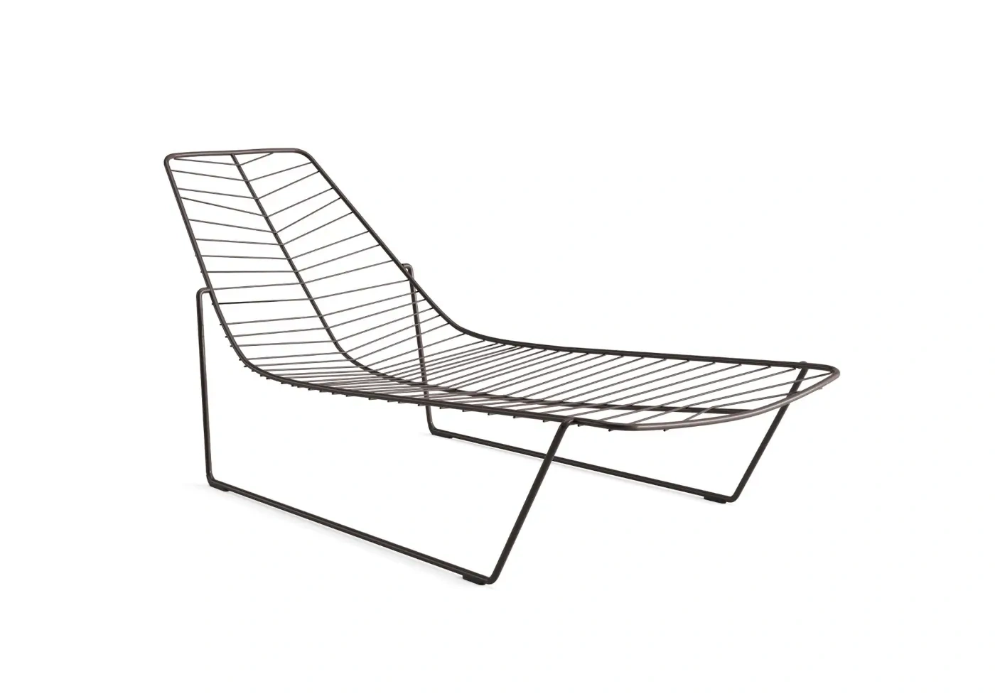 Arper Leaf Gartenliege #1824 in Mokkabraun mit durchgehender Liegefläche aus Metallstäben und niedrigem Kufengestell für stilvolle Outdoor-Loungebereiche.