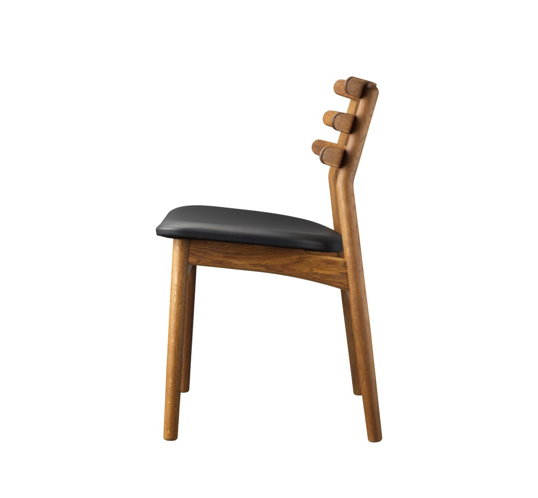 FDB Møbler J48 Stuhl, nordisches Design, Eiche geräuchert, schwarzes Leder, langlebig, funktional, nachhaltig