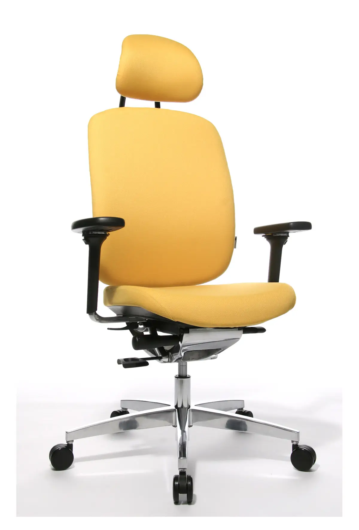 Wagner AluMedic 20 Bürostuhl mit Kopfstütze, gelbem Stoffbezug, ergonomischer Rückenlehne und poliertem Aluminium-Fußkreuz in Schrägansicht von vorne.