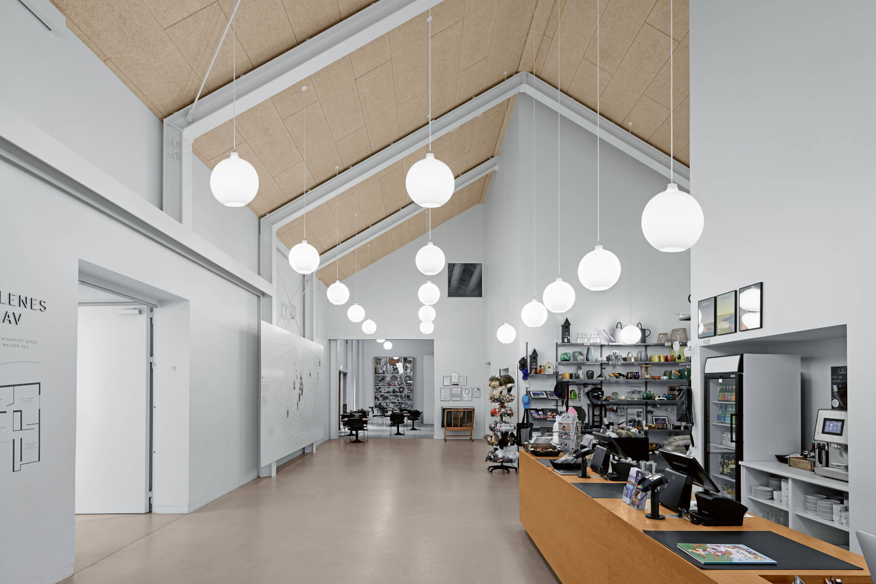 Design-Pendelleuchte Louis Poulsen Wohlert, mundgeblasenes Opalglas sorgt für stimmungsvolle Raumbeleuchtung.