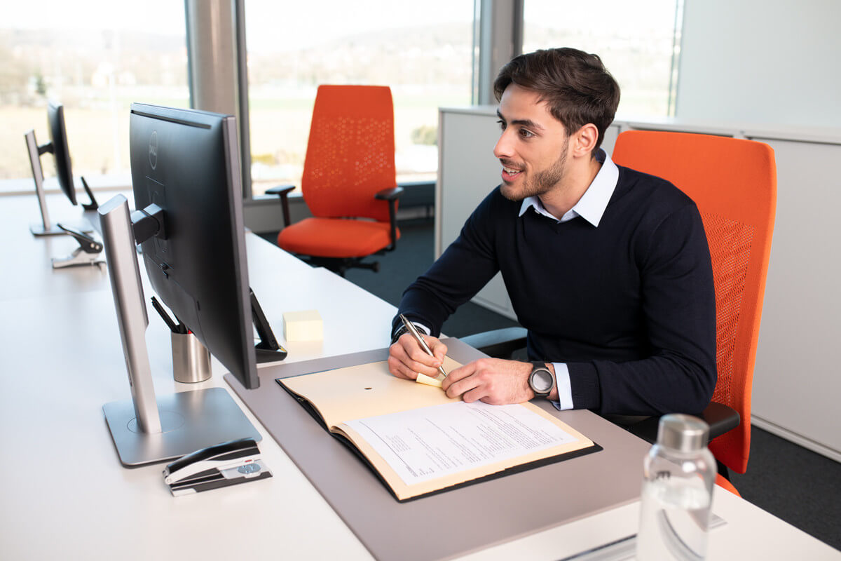 JOYCEis3 JC211 Bürodrehstuhl von Interstuhl, höhenverstellbar, atmungsaktive Rückenlehne, modernes Design für gesundes Sitzen