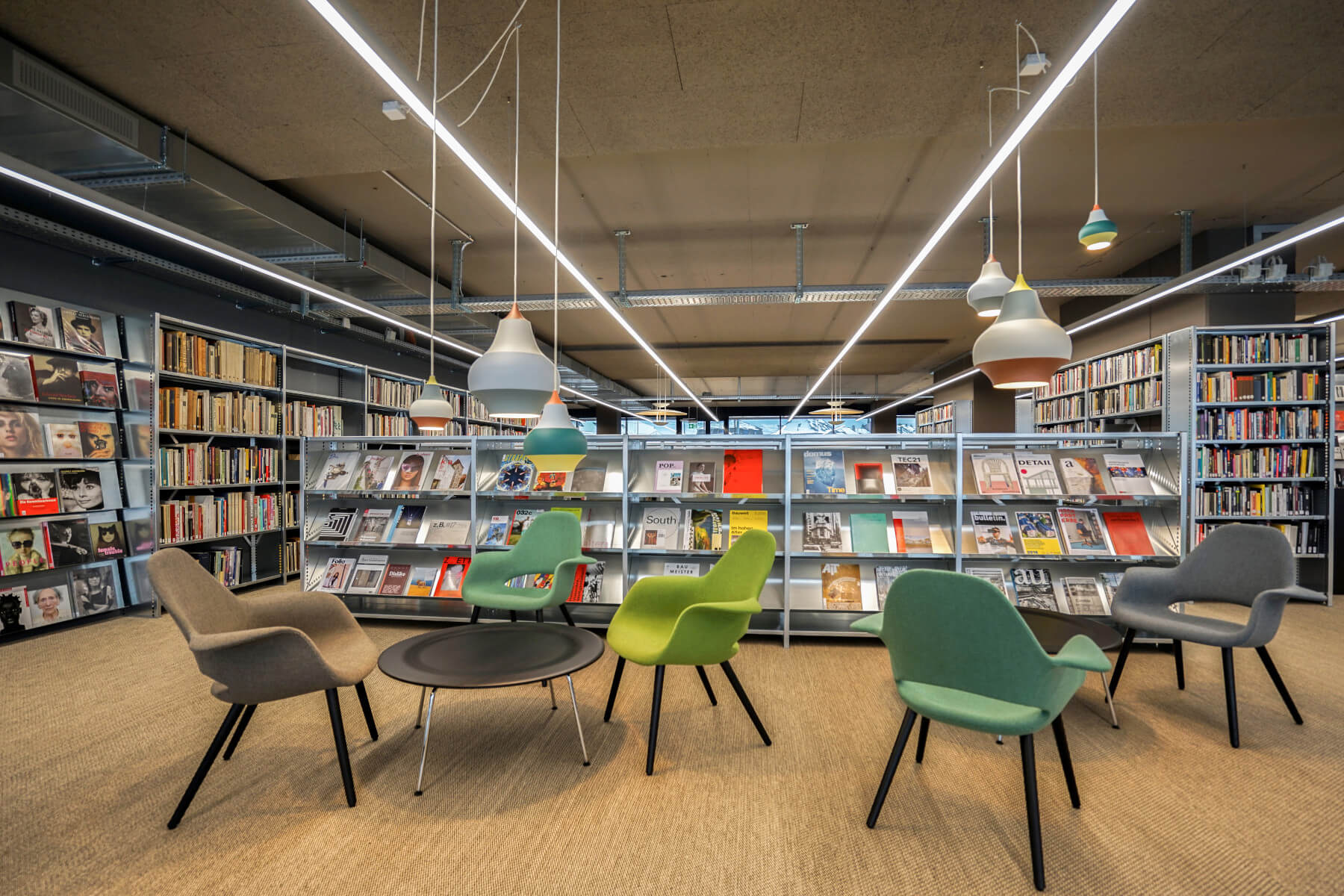 Moderne Pendelleuchte Cirque von Louis Poulsen, perfekte Beleuchtungslösung für Wohnzimmer und Esszimmer.