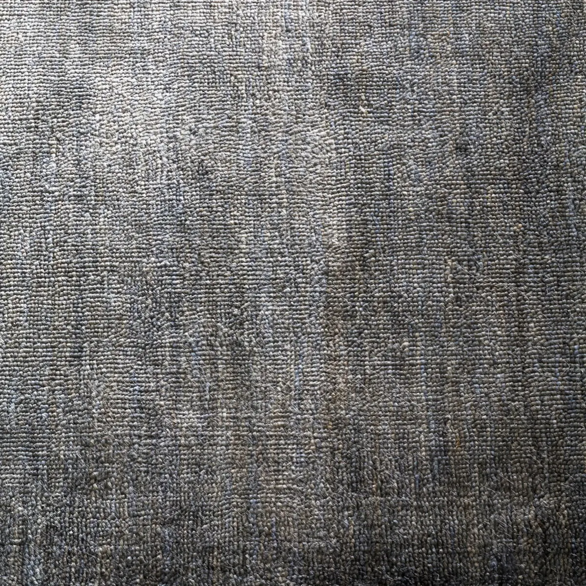 Nahaufnahme des Massimo Copenhagen Bamboo Teppichs in Anthrazit mit dichter, fein strukturierter Oberfläche und unterschiedlichen Grauschattierungen.