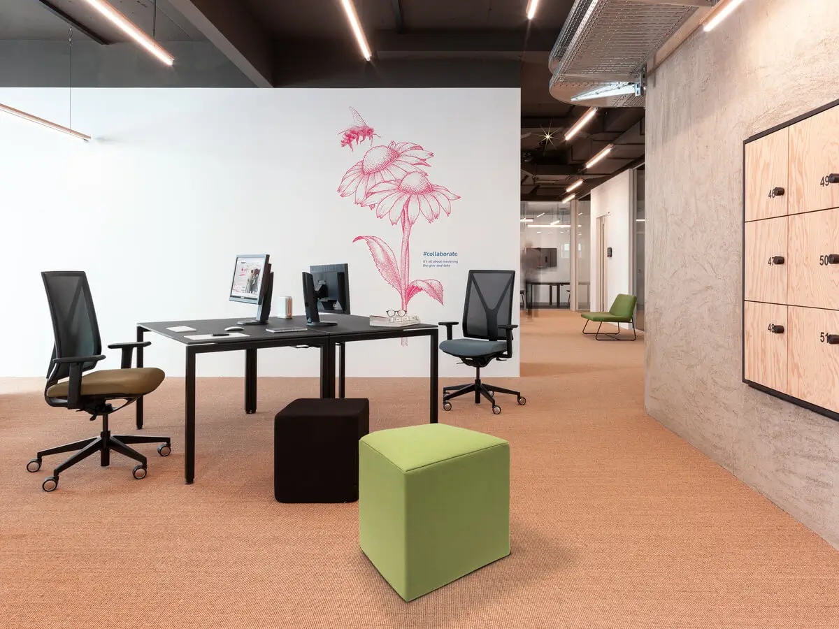 Girsberger Yanos Drehstuhl mit Netzrücken in einem offenen Arbeitsbereich mit Schreibtisch und moderner Einrichtung.