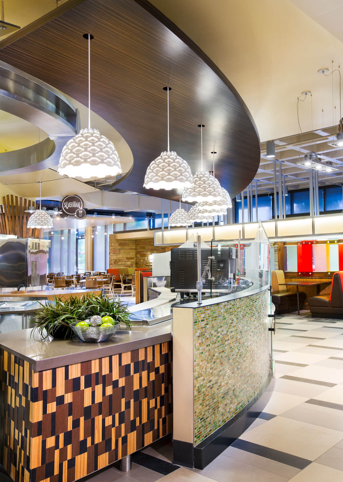 Designer-Pendelleuchte LC Shutters von Louis Poulsen in Weiß für moderne Wohn- und Essbereiche.