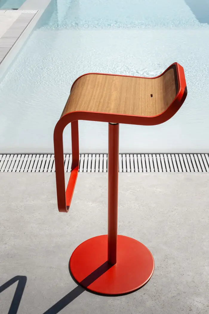 Lapalma LEM Outdoor-Barhocker mit charakteristisch geformter Sitzfläche für moderne Terrassen und Außenbereiche.