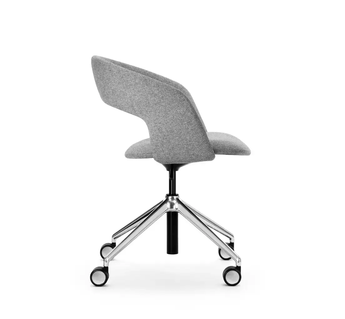 Höhenverstellbarer Girsberger Calina Drehstuhl mit Rollen und geschwungener Rückenlehne für komfortables Sitzen bei Meetings.