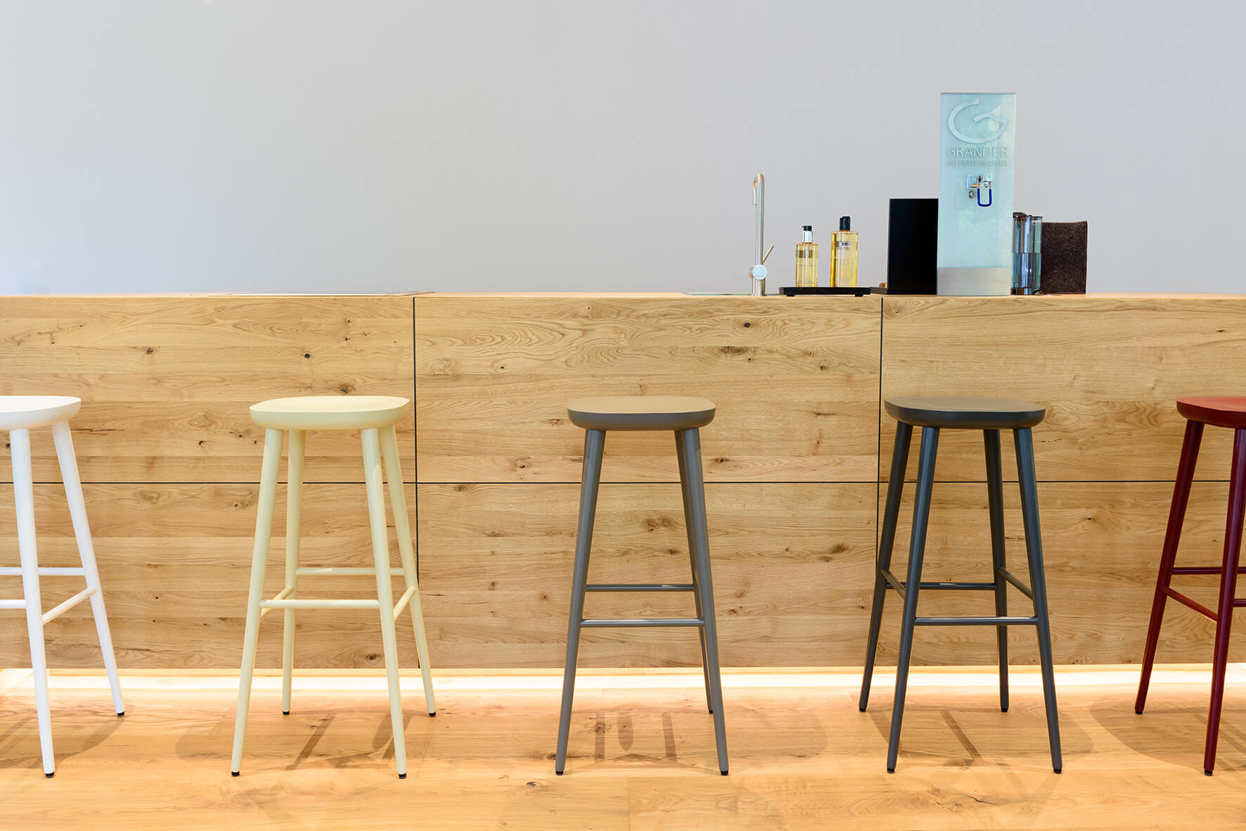 Stilvoller W-2010 Barhocker von Wagner, ergonomischer Sitz, stabile Metallkonstruktion, schwarz