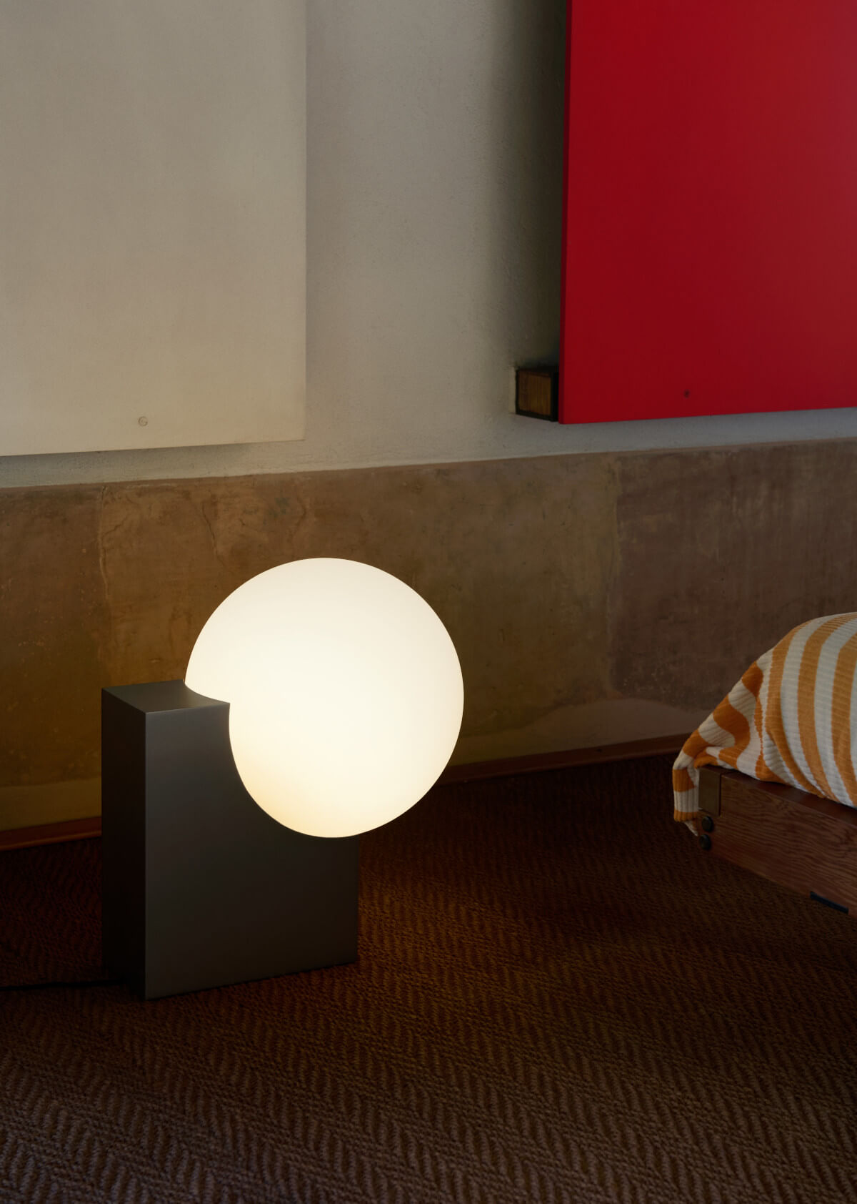 &Tradition Journey SHY4 Stehlampe brushed steel mit opalem Glas, elegante Designerleuchte für Wohn- und Schlafräume