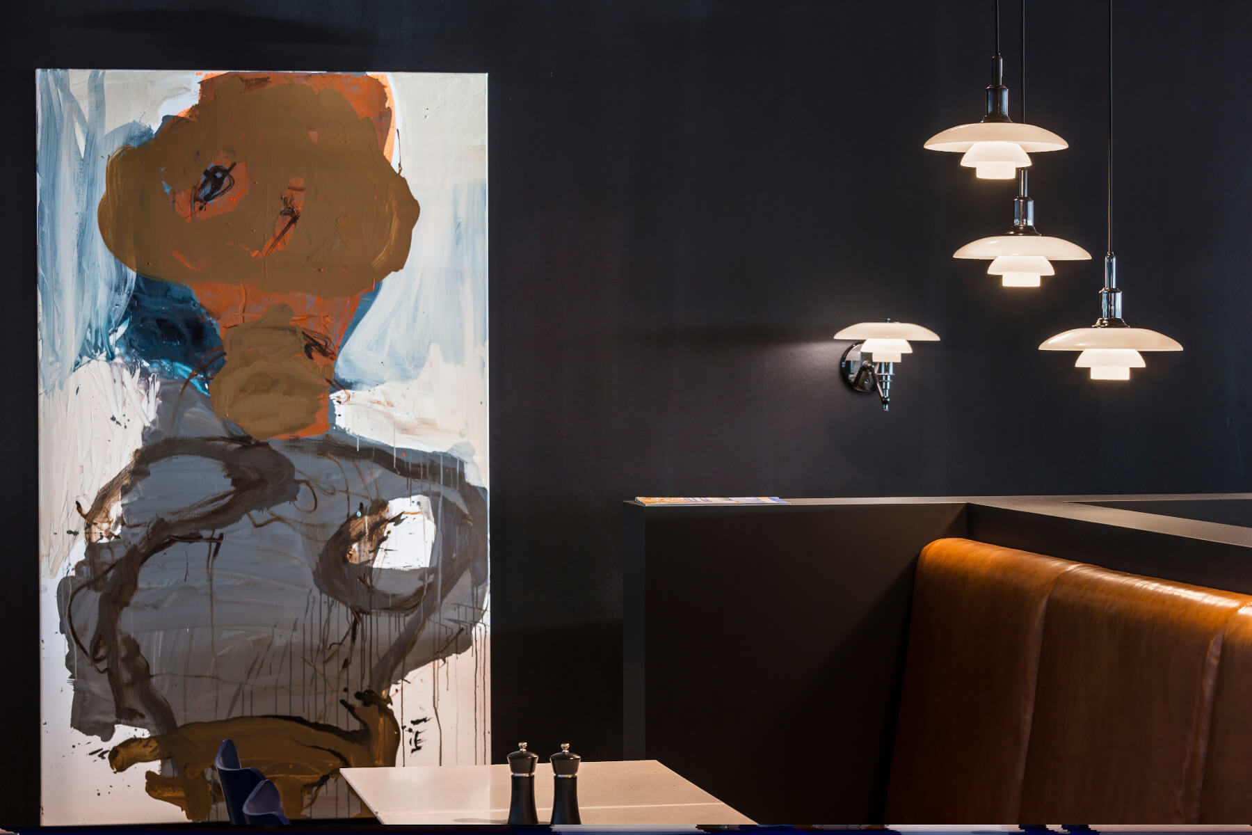 Design-Pendelleuchte PH 3½-3 von Louis Poulsen mit reflektierendem Schirmsystem für optimale Lichtverteilung.