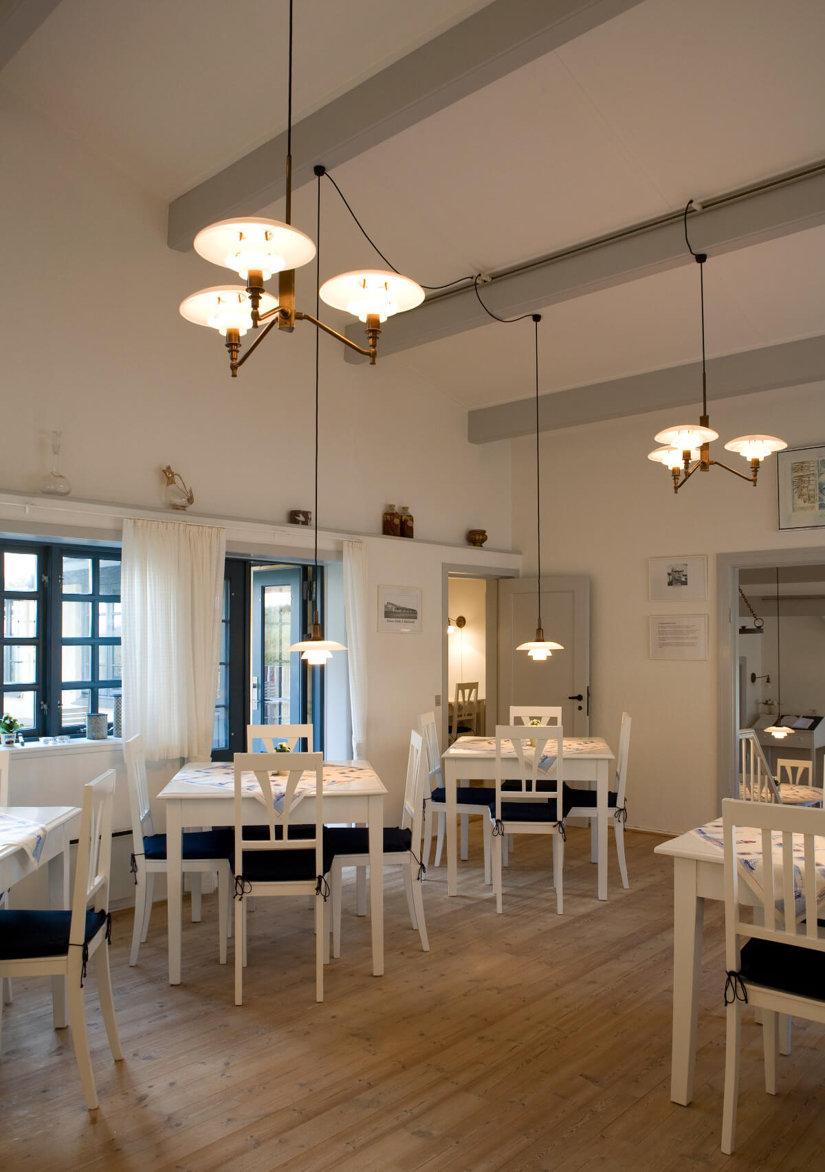 Louis Poulsen PH 3/2 Pendelleuchte mit ikonischem Design, Opalglas und Messing, ideal für wohnliche Atmosphäre.