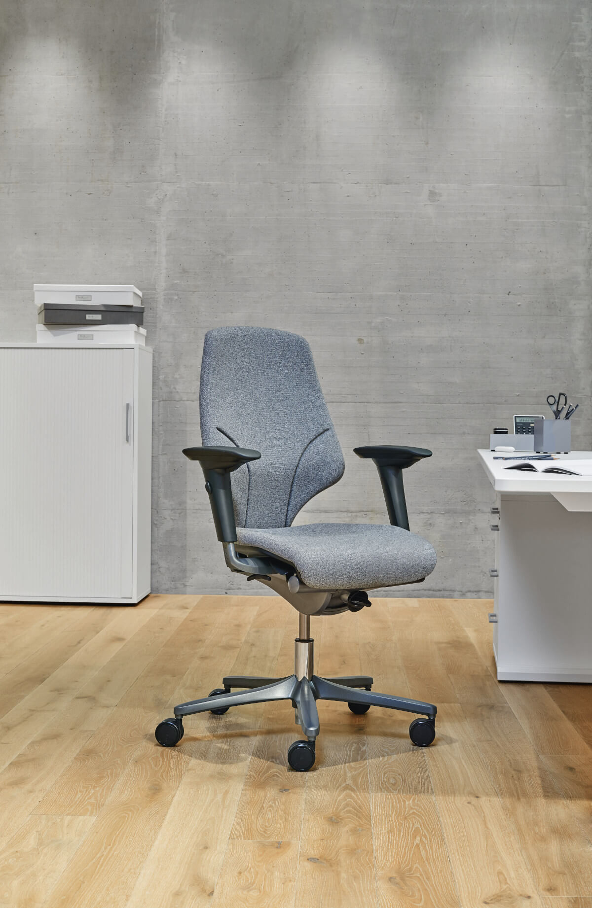 Giroflex 64-3078 ergonomischer Drehstuhl mit stabiler Basis, komfortabler Polsterung und flexibler Sitzanpassung