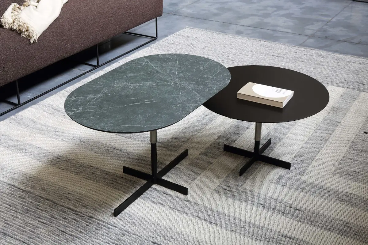 Zeus Bibi Beistelltische mit unterschiedlichen Oberflächen in einem stilvollen Designinterieur