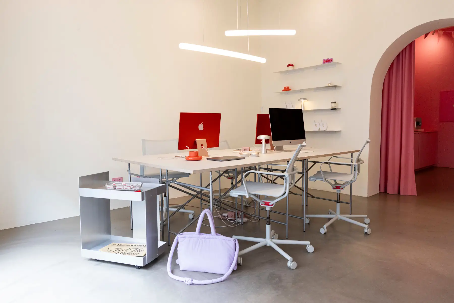 Moderne Büroeinrichtung bei Babes Agency in Köln mit Wagner d1 Office Arbeitsstühlen in Weiß