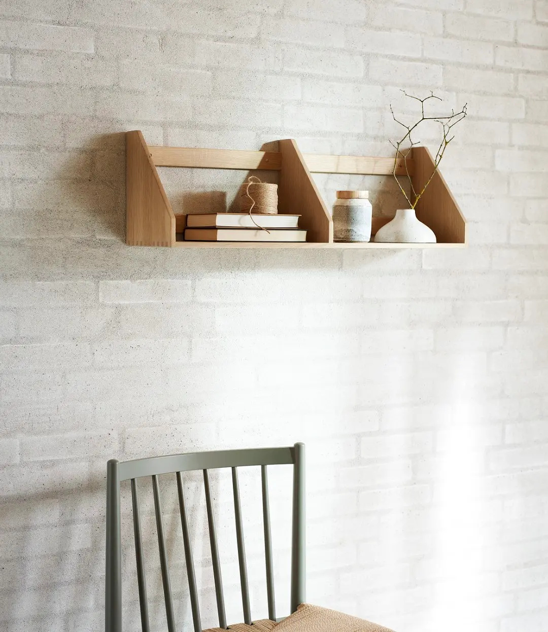 FDB Møbler B5 Wandregal im modernen Wohnbereich, minimalistisch, funktional und elegant – dänisches Design für Ordnung und Stil