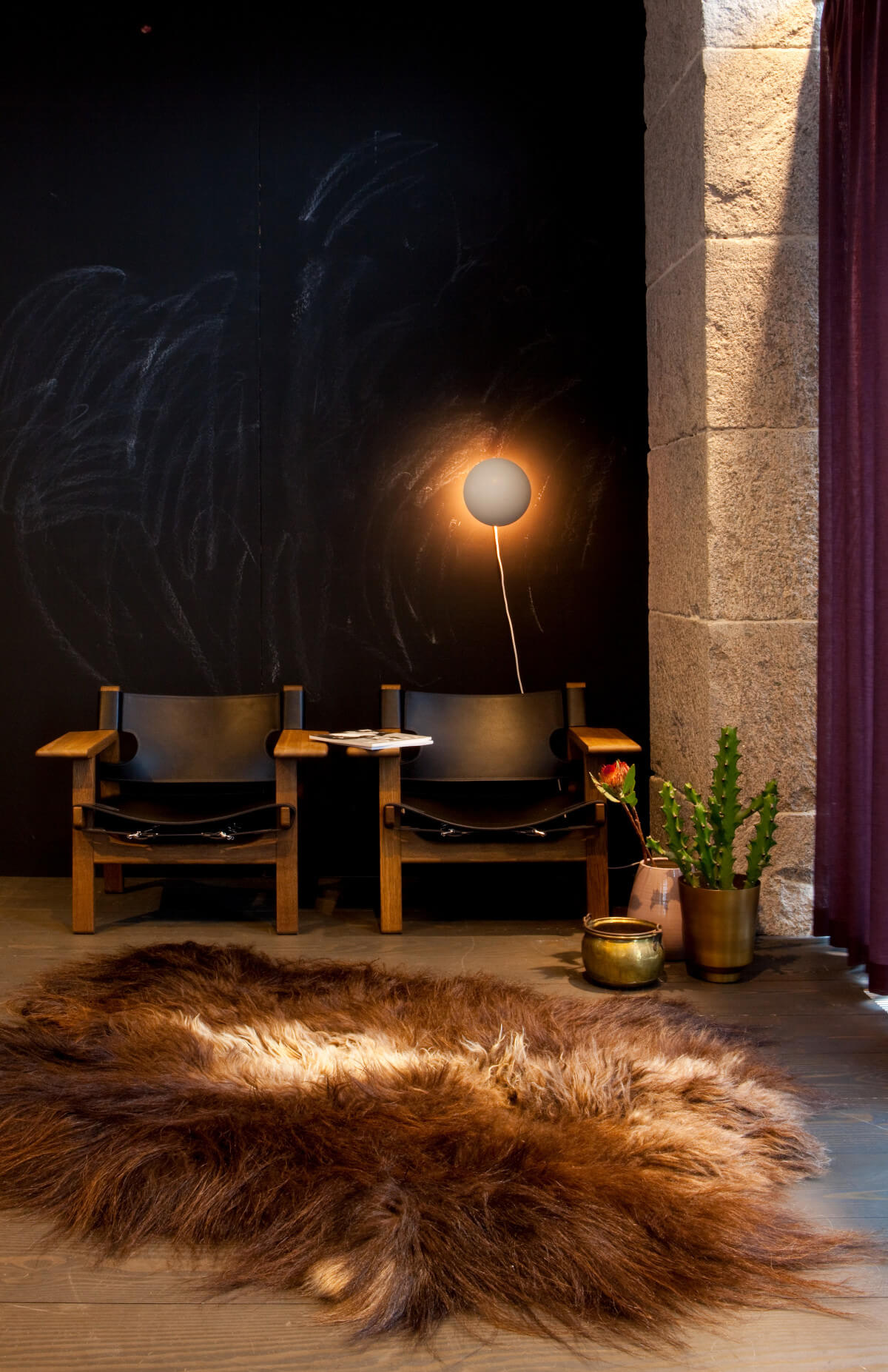 Elegante PH Hat Wandleuchte von Louis Poulsen mit ikonischem Schirmdesign für harmonisches Licht.