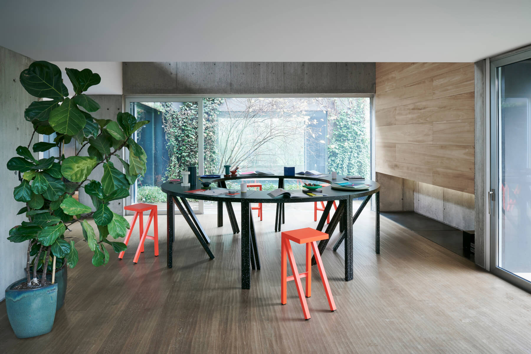 Magis Bureaurama Barhocker – Weiß/Essbereich Weißer Magis Bureaurama Barhocker am hohen Esstisch, schlicht, funktional und stapelbar – perfekt für modernes Ambiente