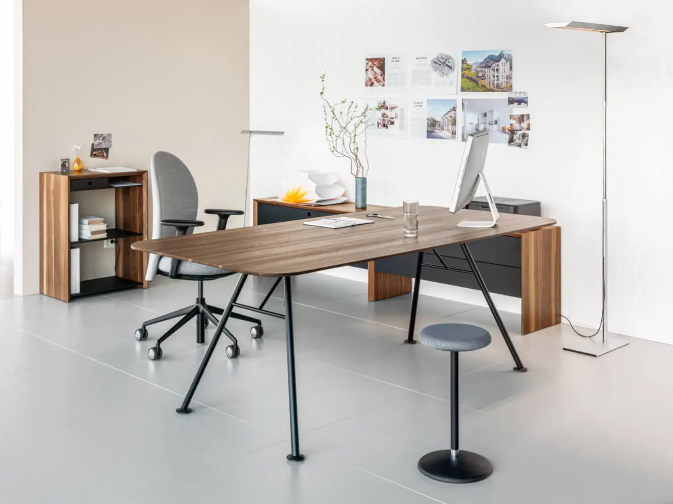 Girsberger Akio Steel Tisch als funktionaler Arbeitsplatz im Homeoffice.