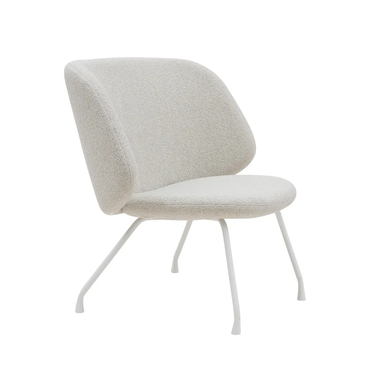 Softline Evy Sessel in Beige aus schräger Perspektive mit weich gerundeter Rückenlehne, gepolsterter Sitzfläche und hellem Metallgestell.