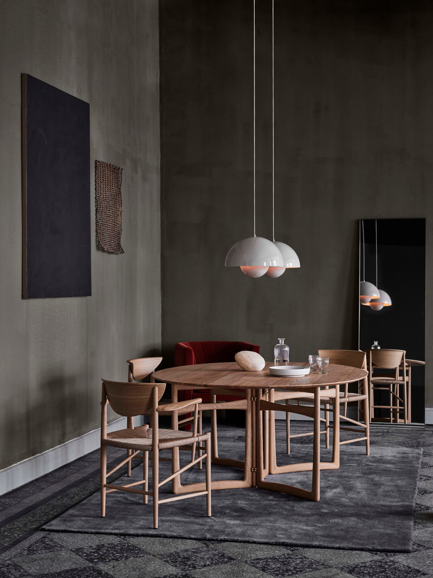 Drop Leaf HM6 Esstisch von &Tradition im hellen Wohnraum, flexibel nutzbar und zeitlos gestaltet