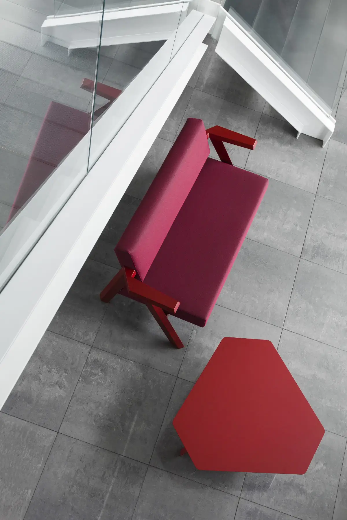Noti Clapp Sofa 2-Sitzer in Rot mit Armlehnen in einem modernen Wohnbereich