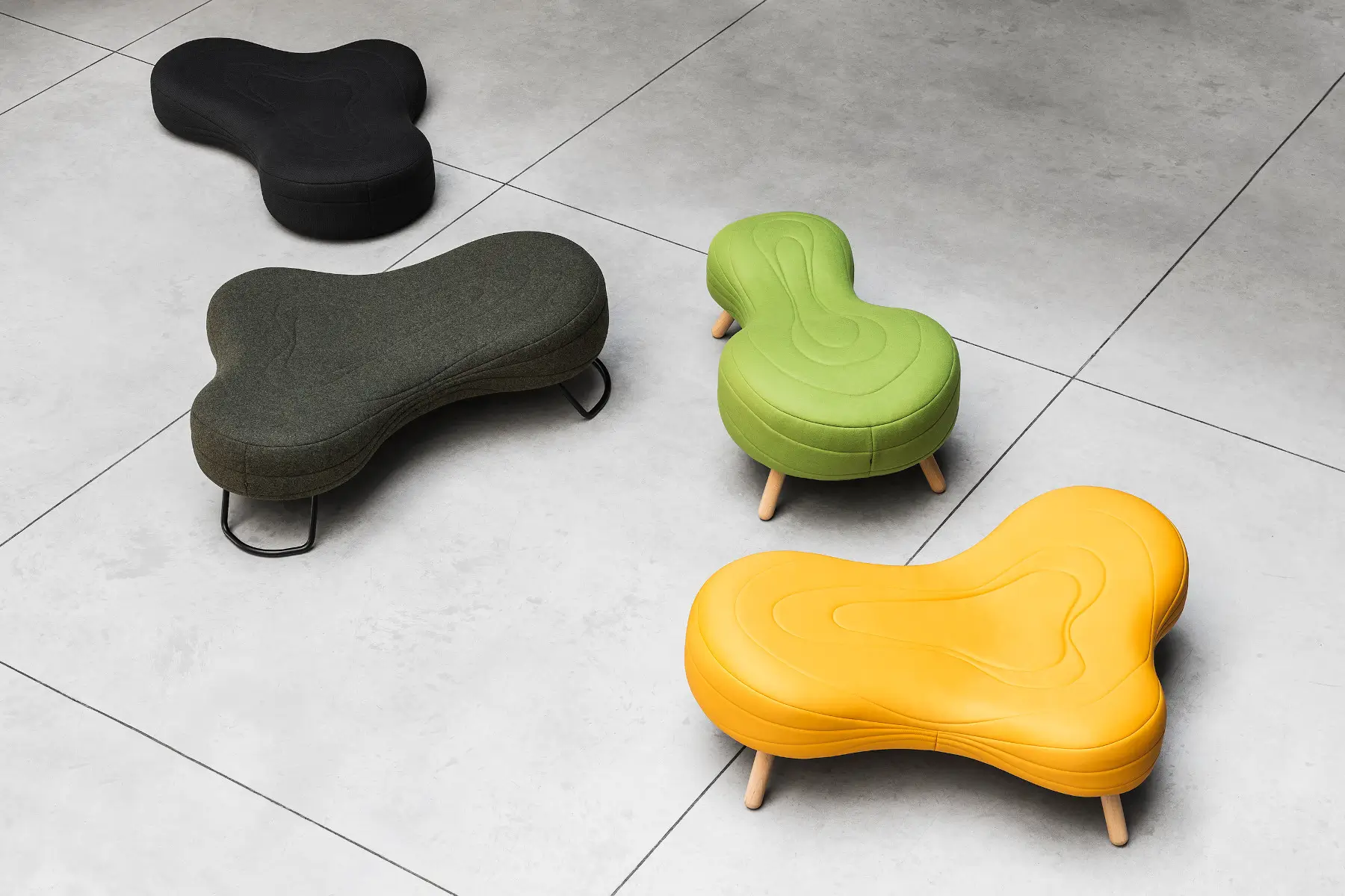 Noti Bouli Sofa 2-Sitzer mit Kufengestell in einer modernen Designumgebung
